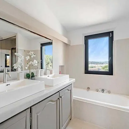 A C House With Pool & 3br 8p Gassin *