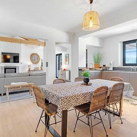 A C House With Pool & 3br 8p Gassin Apartament *