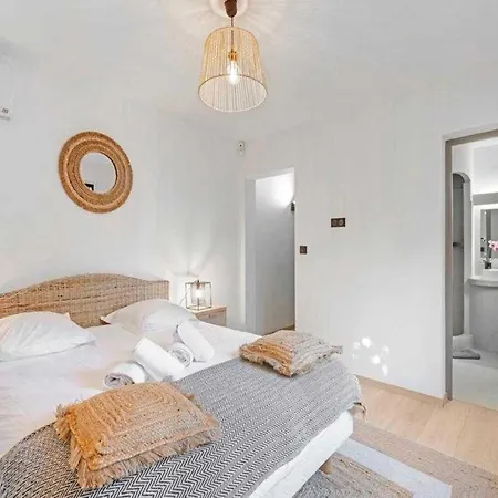 A C House With Pool & 3br 8p Gassin 圣特罗佩