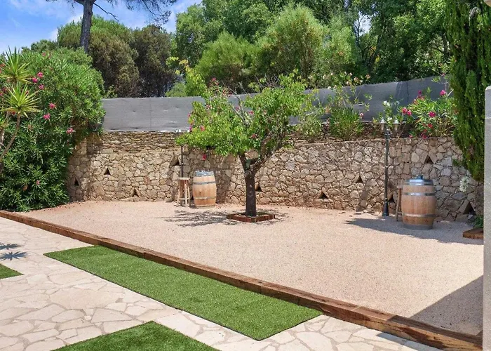 A C House With Pool & 3br 8p Gassin *